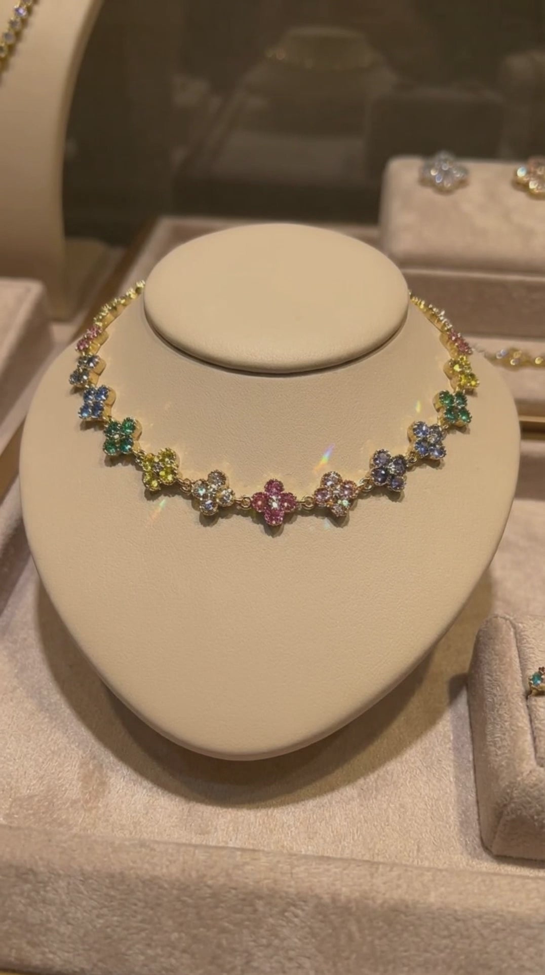 Ras de cou plaqué or strass multicolore